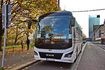 Als SEV S3 nach Skeuditz steht ein MAN Lion's Coach nahe den Hauptbahnhof von Leipzig am 13. November 2022.