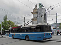 NAW-Hess Trolleybus 257, auf der Linie 4, wartet am 04.05.2010 an der Haltestelle beim Bahnhof Luzern.