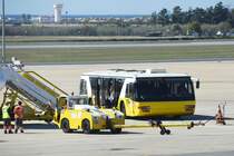 FARO (Distrito de Faro), 23.02.2020, Flughafenbus auf dem Rollfeld des Flughafens Faro