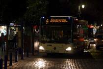 TALAVERA DE LA REINA (Provinz Toledo), 18.12.2021, Stadtbuslinie 4 nach C.C. Los Alfares an der Haltestelle Plaza Trinidad