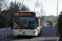 TALAVERA DE LA REINA (Provinz Toledo), 19.12.2021, Stadtbuslinie 3 nach C.C. Los Alfares auf der Avenida Salvador Allende