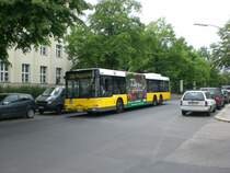 MAN Niederflurbus 2. Generation auf der Linie 109 nach Flughafen Tegel an der Haltestelle Hertzallee.