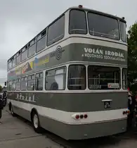 Rückansicht: Ikarus 556 Doppeldecker. Der Bus ist vom Werk Dezember 1968 ausgerollt, und begann seinen Regeldienst in der Stadt Pécs in 1969 wo er bis 1976 im Einsatz war. Dann wurde der Bus abgestellt, und diente unter anderem als eine Kneipe. Nachdem seinen Zustand schlimmer und schlimmer geworden ist, wurde der bus dauerhaft abgestellt, und stark verrostet. Der staatliche Fernverkehrsunternehmen Volánbusz hat die  Ruine  des Buses im Jahre 2020 gekauft. Die Restauration endete 2022.
Oktober 2022 fur der bus zurück nach Pécs um sich in seiner alten Heimatstadt zu zeigen.