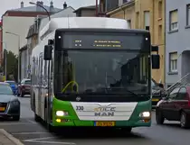 ZG 9976, MAN Lion’s City, vom Tice, fährt eine Bushaltestelle in Petange an. 01.2023 

