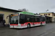 Mercedes Citaro 23, auf der Linie 33, wartet am 18.01.2023 beim Bahnhof Grenchen Süd.