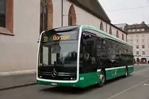 Mercedes eCitaro 8113, auf der Linie 33, verlässt am 28.01.2023 die Haltestelle Claraplatz Richtung Garage.