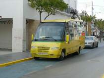 26.02.09,kleiner Stadtbus als Linie 5 in der Altstadt von Chiclana.