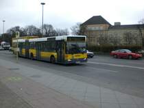 Mercedes-Benz O 405 N (Niederflur-Stadtversion) auf der Linie 136 nach Spandau Gatower Stra�e/Heerstra�e am S+U Bahnhof Rathaus Spandau.
