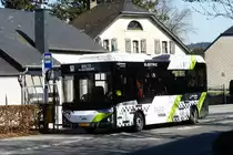 RG 3005, Karsan Atak, von Sales Lentz, hält an der Bushaltestelle in Erpeldange um Fahrgäste aussteigen zu lassen. 03.2023