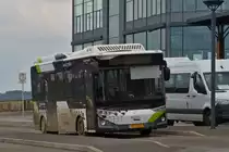 RG 3021, Karsan Atak von Sales Lentz, hat noch Pause bevor er ab der Bushaltestelle in Wiltz, die Linie 141 Wiltz – Harlange – Martelange bedient. 03.2023