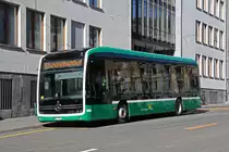 Mercedes eCitaro 8103, auf der Linie 33, wartet an der provisorischen Endstation in der Spiegelgasse.