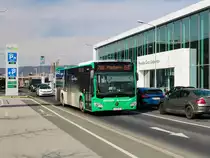Graz. Am Vormittag des 10.03.2023 war der Dr. Richard W1305 auf der Linie 75U nach Pachern P+R unterwegs, hier aufgenommen am Ferdinand-Porsche-Platz.