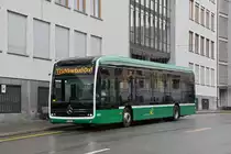 Mercedes eCitaro 8111, auf der Linie 33, wartet am 11.03.2023 an der provisorischen Endhaltestell in der Spiegelgasse.