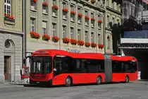 Volvo Hybridbus 875, auf der Linie 7A, fährt am 04.10.2022 zur Haltestelle beim Bundesplatz.