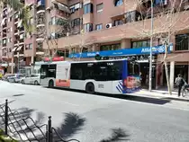 Mercedes-Benz Citaro O 530 C2, Wagen 594, Baujahr 2013, Firma La Alcoyana, wartet an der Endhaltestelle Estación - Oscar Espla, in Alicante am 14.03.2023.