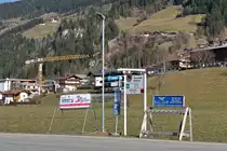 Temporäre Skibushaltestelle Bichl AL-KO im Zillertal mit Skiständern. Aufgenommen 21.2.2023.