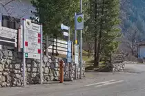 Kombinierte Haltestelle Ramsau Taxi Eberharter im Zillertal für den Linien- und Skibusverkehr. Aufgenommen 21.2.2023.