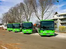 Gleisdorf. Eine ganze Reihe von Iveco Crossway LE 14,5 der ÖBB Postbus AG steht am 19.03.2023 im Bereich des Gleisdorfer Bahnhofs. Die Busse genießen hier ihre Sonntagsruhe in der Frühlingssonne, ehe sie am nächsten Tag wieder auf Linie sind.