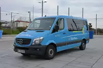 Mercedes Sprinter von Distribus steht auf dem Platz beim Bahnhof Saint Louis.