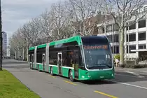 HESS Doppelgelenkbus 9106, auf der Linie 50, fährt am 18.03.2023 Richtung Endstation am Bahnhof SBB.