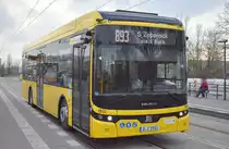 Die Berliner Verkehrsbetriebe (BVG Nr. 1931) mit dem E-Bus EBUSCO EE 22 auf der Linie 893 Richtung S Zerpernick am 20.03.23 an der Haltestelle S-Bahnhof Berlin Hohenschönhausen.