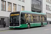Mercedes eCitaro8115, auf der Linie 33, wartet am16.03.2023 an der provisorischen Haltestelle in der Spiegelgasse.