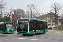 Mercedes eCitaro 8113, auf der Linie 33, fährt am 18.03.2023 zur Haltestelle Wielandplatz. Im Hintergrund bedient der Be 6/8 Combino 322, auf der Linie 8, die Haltestelle Bundesplatz.