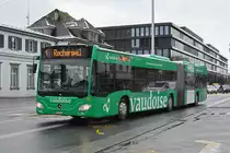 Mercedes Citaro 52 mit der Vaudoise Werbung, auf der Linie 1, fährt am 18.01.2023 zur Haltestelle beim Bahnhof Solothurn.