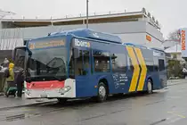 Mercedes Citaro 24 mit der Libero Werbung, auf der Linie 24, bedient am 18.01.2023 die Haltestelle beim Bahnhof Grenchen Süd.