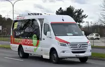 mediMobil TF GmbH mit einem MB Kleinbus für Reisen und Ausflüge für Behinderte oder Altenheimbewohner am 23.03.23 Bahnhof Schönefeld.