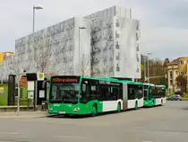 Graz. Am 11.04.2023 steht der Elektrohybrid der Graz Linien mit Wagennummer 182 abfahrbereit nach Dürrgrabenweg am Riesplatz
