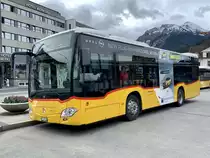 MB C2 K hybrid '11859'  BE 610 544  der PostAuto Regie Interlaken der inzwischen eine Seitenwerbung erhalten hat, am 12.4.23 beim Bahnhof Interlaken West.