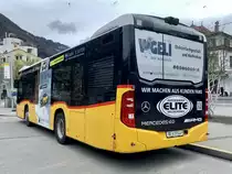 Heckansicht des MB C2 K hybrid '11859' der PostAuto Regie Interlaken der ebenfalls einen neue Heckwerbung erhalten hat, am 12.4.23 beim Bahnhof Interlaken West.