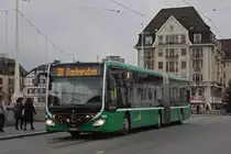 Mercedes Citaro 7016 mit einer Weihnachtsdekoration, auf der Linie 38, überquert am 30.11.2022 die Mittlere Rheinbrücke.