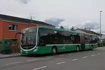 Mercedes Citaro 7013, auf der Tramersatzlinie 14, die wegen einer Grossbaustelle nicht mit Tramzügen fahren kann, bedient am 11.04.2023 die provisorische Haltestelle Freidorf.