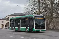 Mercedes eCitaro 8101, auf der Linie 31, verlässt am 01.04.2023 die Haltestelle Friedhof am Hörnli.