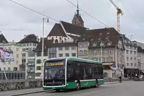 Mercedes eCitaro 8107, auf der Linie 33, überquert am 12.04.2023 die Mittlere Rheinbrücke und fährt ins Klybeck Areal zum aufladen.