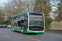 Mercedes eCitaro 8119, auf der Linie 31, fährt am 15.01.2023 zur Haltestelle Friedhof am Hörnli.