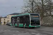 Mercedes eCitaro 8102, auf der Linie 31, verlässt am 01.04.2023 die Haltestelle Friedhof am Hörnli.