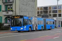 Mercedes Citaro 57 mit der Werbung für AEK Elektro, auf der Linie 1, fährt am 18.01.2023 zur Haltestelle beim Bahnhof Solothurn.