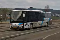 VS 3065, Setra S 416 LE der Bus Firma Stephany, wird sich nach einer kurzen Pause seine Strecke von Wiltz nach Troisvierges in Angriff nehmen. 04.2023