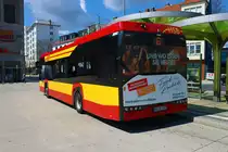 Hanauer Straßenbahn Solaris Urbino 12 Wagen 37 am 14.04.23 in Hanau Freiheitsplatz