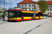 Hanauer Straßenbahn Solaris Urbino 18 Mild Hybrid Wagen 88 am 14.04.23 in Hanau Freiheitsplatz