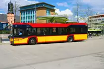 Hanauer Straßenbahn Solaris Urbino 12 Wagen 16 am 14.04.23 in Hanau Freiheitsplatz