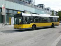 MAN Niederflurbus 2. Generation auf der Linie 106 nach U-Bahnhof Seestra�e am S-Bahnhof S�dkreuz.