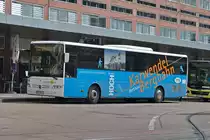 Mercedes-Benz Intouro von Ledermair (SZ-929KX), beschildert als Swarovski Werksverkehr Linie Kematen am Hauptbahnhof Innsbruck. Aufgenommen 12.4.2023.