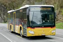 MB C2 hybrid '11683' der PostAuto Regie Aeschi als Bahnersatz nach Interlaken Ost am 23.4.23 kurz vor Wilderswil.