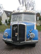 Der Saurer-Reisebus von vorne.