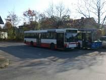 Mercedes-Benz O 405 N (Niederflur-Stadtversion) auf der Linie 950 an der Haltestelle Schenefelder Platz.