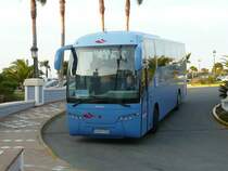 26.02.09,unbekannter Bus von ULTRAMAR EXPRESS TRANSPORT im Auftrag der TUI vor dem Hotel RIU Chiclana in Novo Sancti Petri.FAREBUS und Califa sind am Bus angeschrieben.
